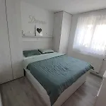 Apartma Modern Apartment With Free Parking & Terrace Near Ljubljana *